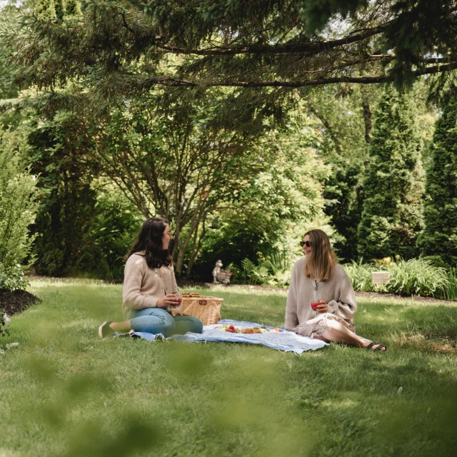 Girls' picnic in Les Jardins de la petite école de Céline in Sainte-Marguerite