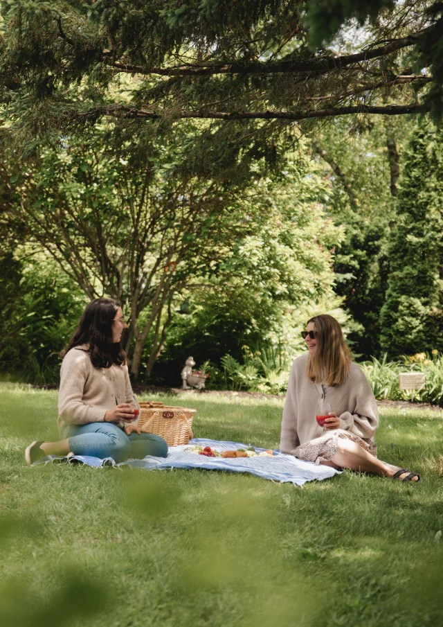 Pique-nique entre filles dans Les Jardins de la petite école de Céline à Sainte-Marguerite