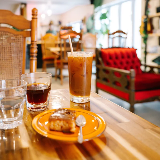 Coffee and gourmet pastries at Tambour Café in Lévis