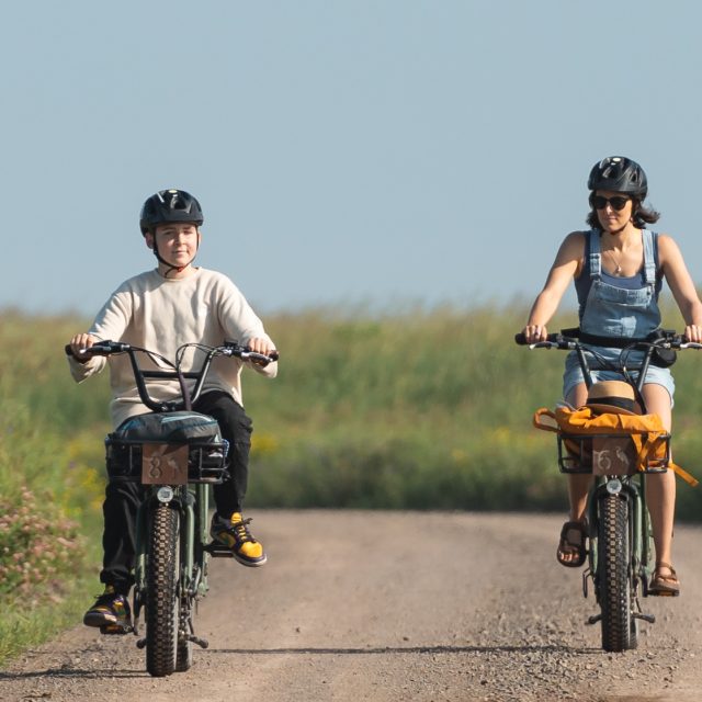 En vélo électrique sur le chemin de la Batture à L'Isle-aux-Grues