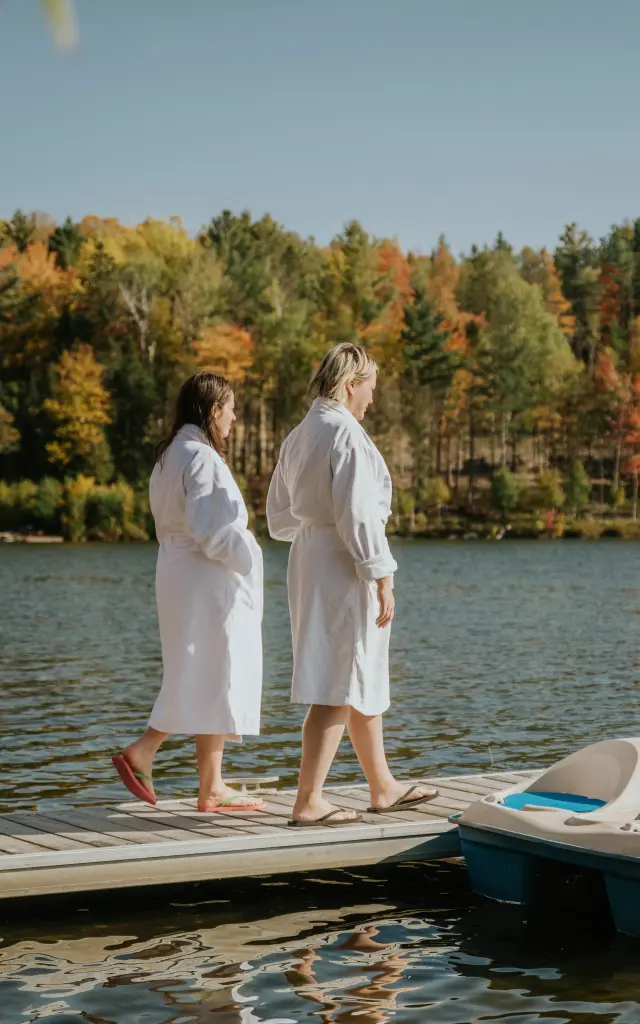 Amies sur le quai pour un moment de repos au Sartiga Spa sur le Lac à Saint-Alfred