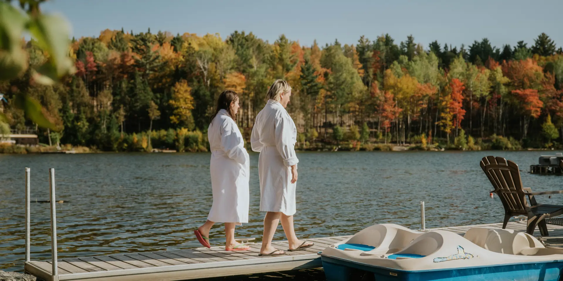 Friends on the dock for a moment of relaxation at NRJ Spa Nordique in Saint-Alfred