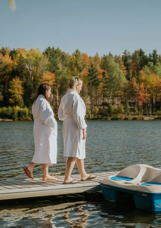 Amies sur le quai pour un moment de repos au Sartiga Spa sur le Lac à Saint-Alfred