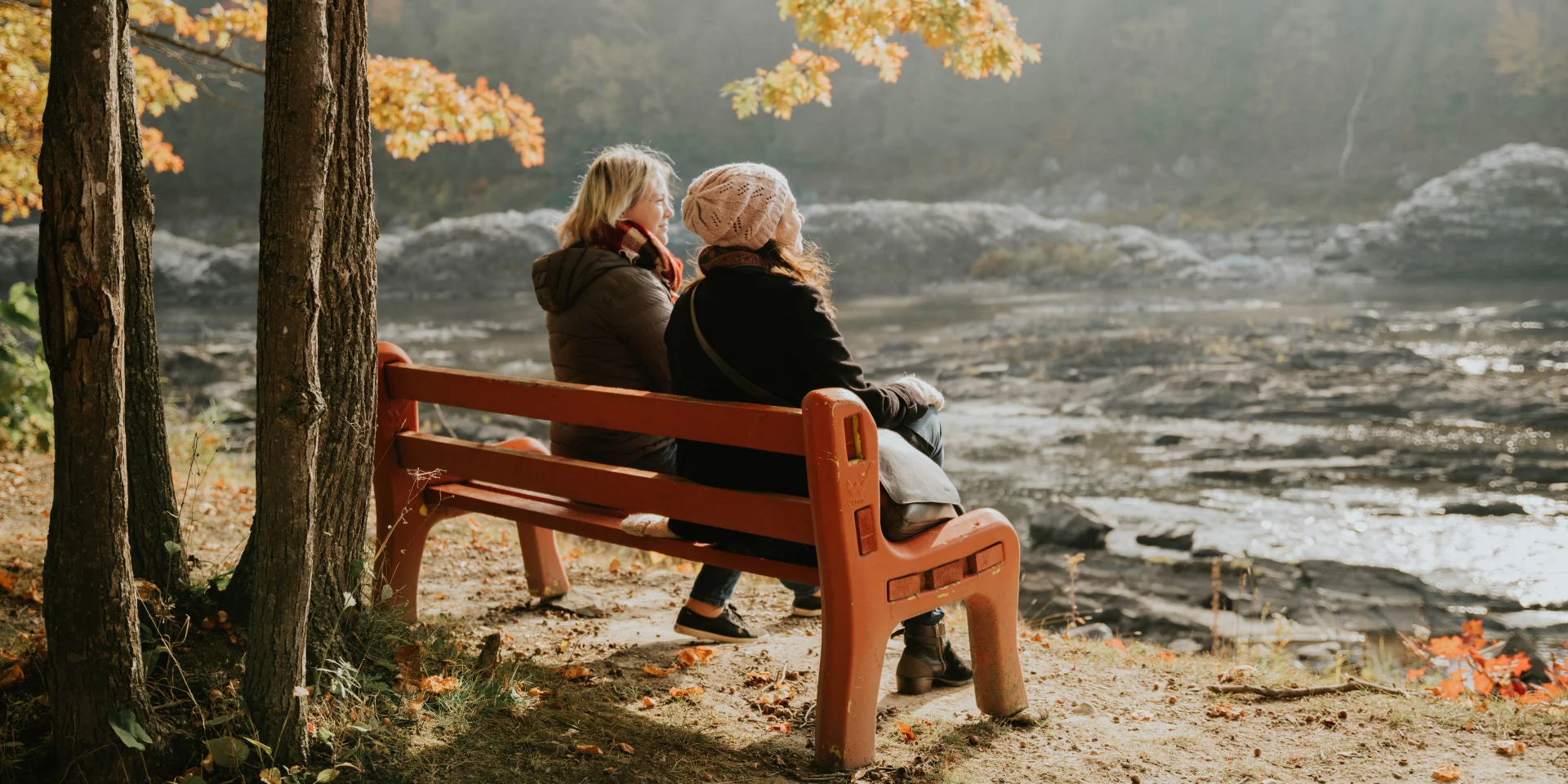 Personnes prenant un moment de détente à l'automne au Parc des Rapides-du-Diable à Beauceville