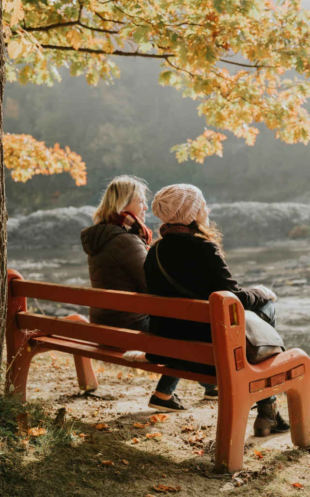 Personnes prenant un moment de détente à l'automne au Parc des Rapides-du-Diable à Beauceville