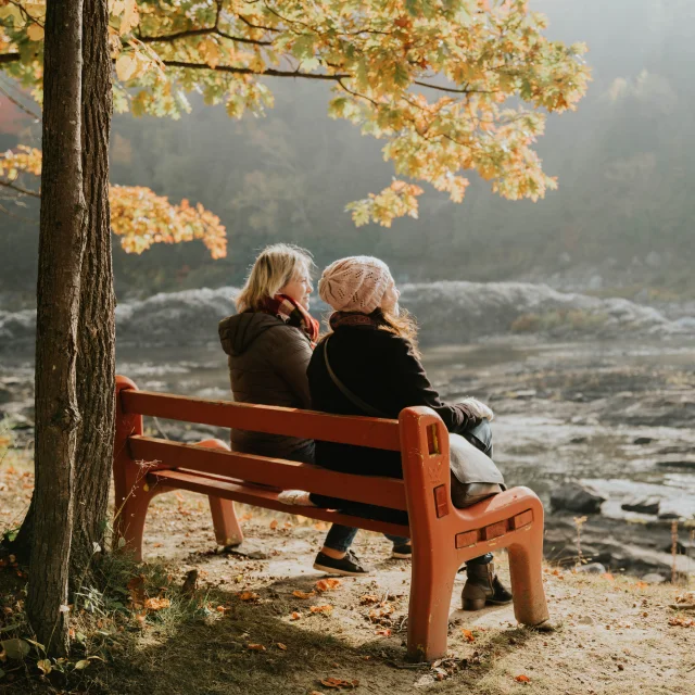 Personnes prenant un moment de détente à l'automne au Parc des Rapides-du-Diable à Beauceville