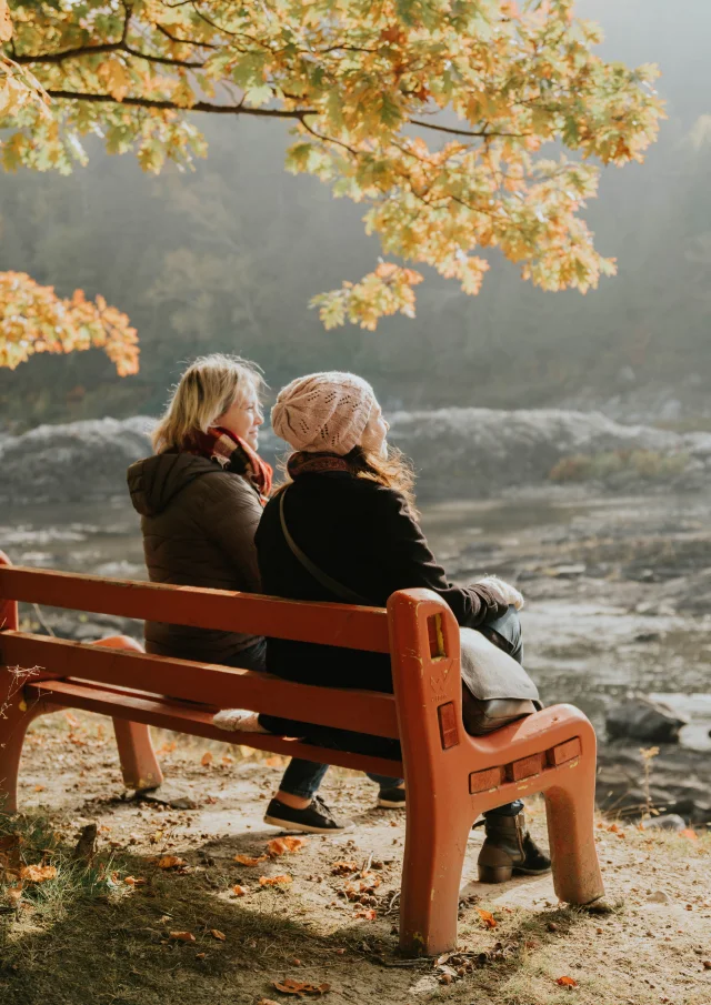 Personnes prenant un moment de détente à l'automne au Parc des Rapides-du-Diable à Beauceville