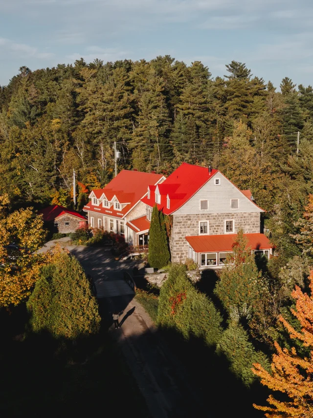 Vue aérienne de l'automne à l'Auberge des Glacis de L'Islet