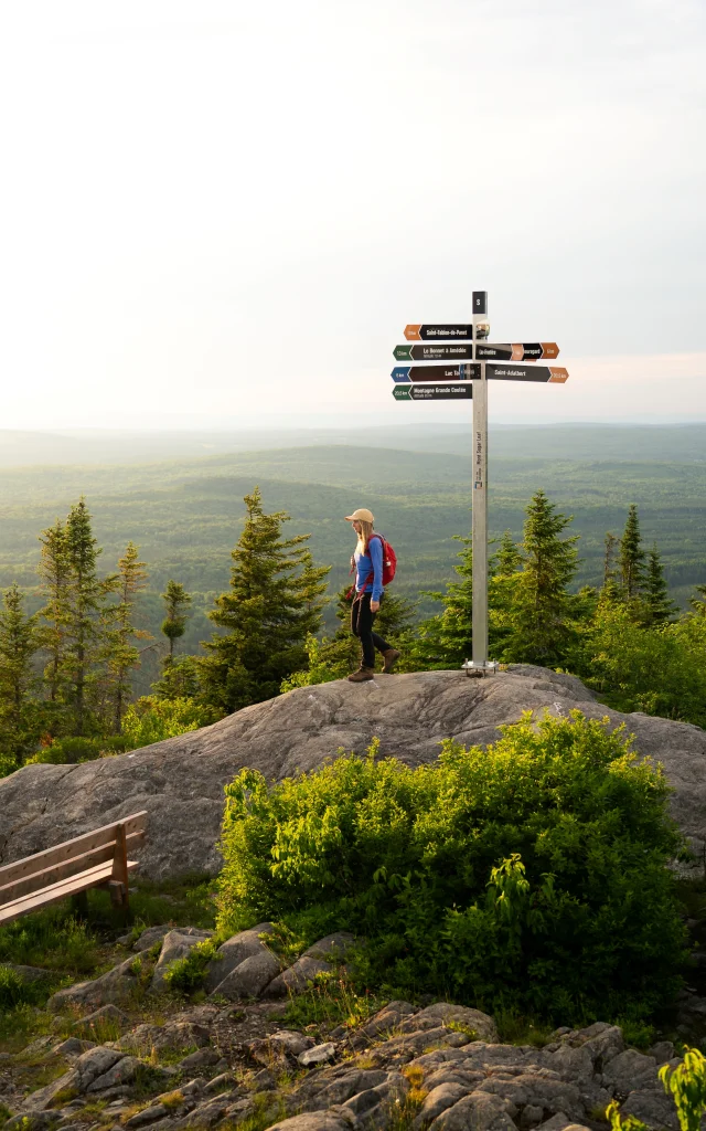 Randonneuse au sommet du Mont Sugar Loaf au Parc des Appalaches | Sainte-Lucie-de-Beauregard
