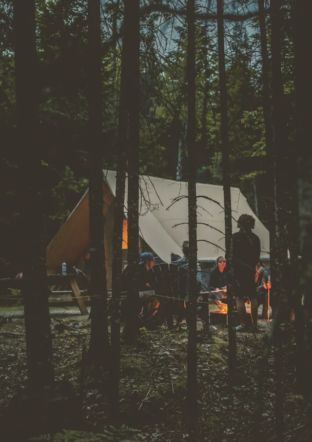 Camping entre amis dans un prêt-à-camper au Parc National de Frontenac à Adstock