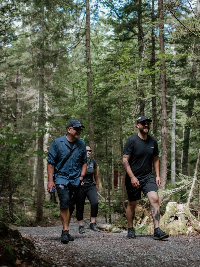 Randonnée pédestre entre amis au Parc du Massif du Sud à Saint-Philémon