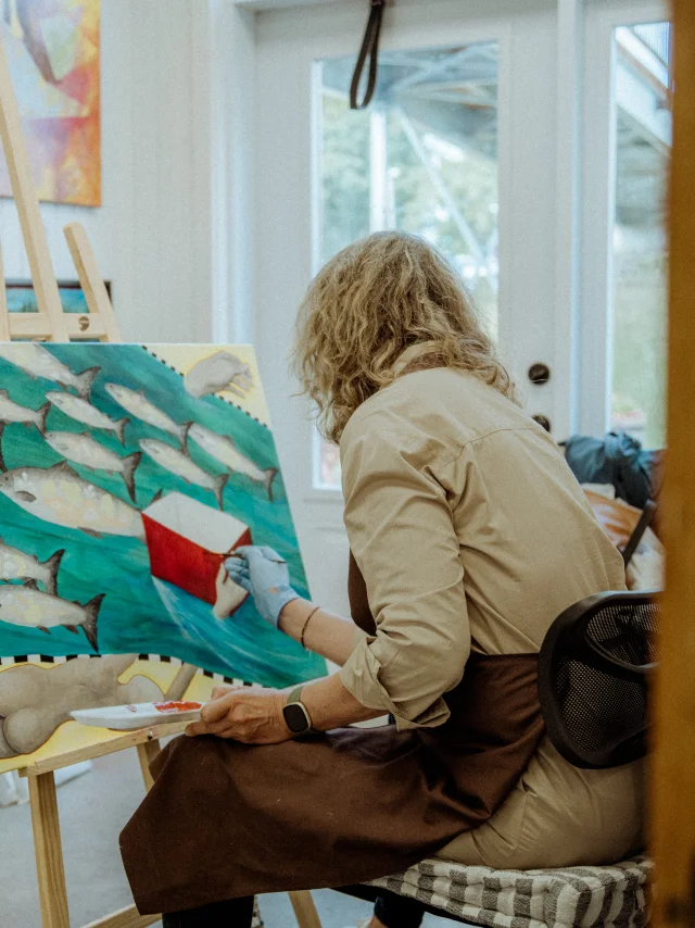 Artiste à l'œuvre à la boutique-galerie Le Vivoir à Saint-Jean-Port-Joli