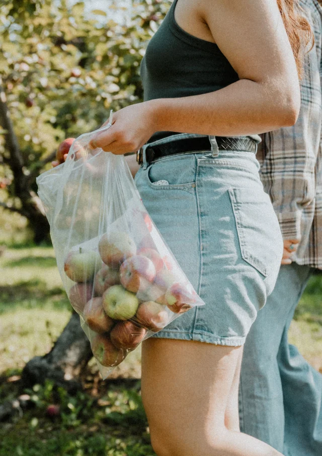 Amies lors d'une sortie pour cueillir des pommes chez Les Roy de la Pomme à Saint-Georges