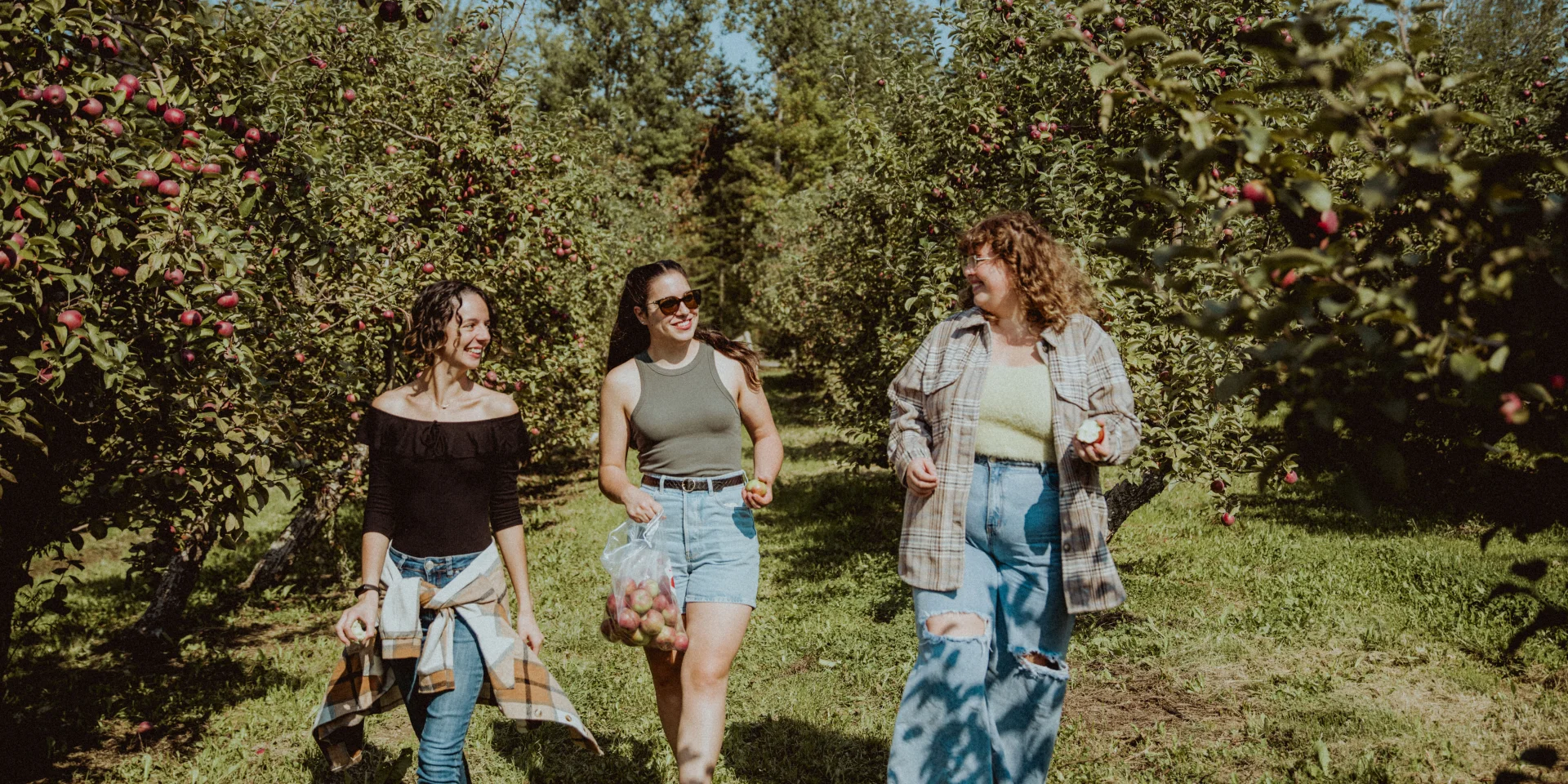 Amies lors d'une sortie dans le verger chez Les Roy de la Pomme à Saint-Georges