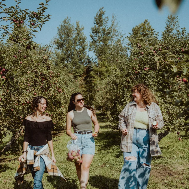 Amies lors d'une sortie dans le verger chez Les Roy de la Pomme à Saint-Georges