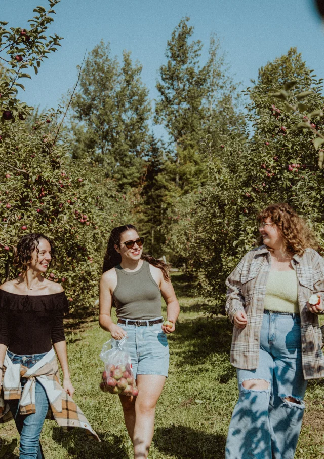 Amies lors d'une sortie dans le verger chez Les Roy de la Pomme à Saint-Georges