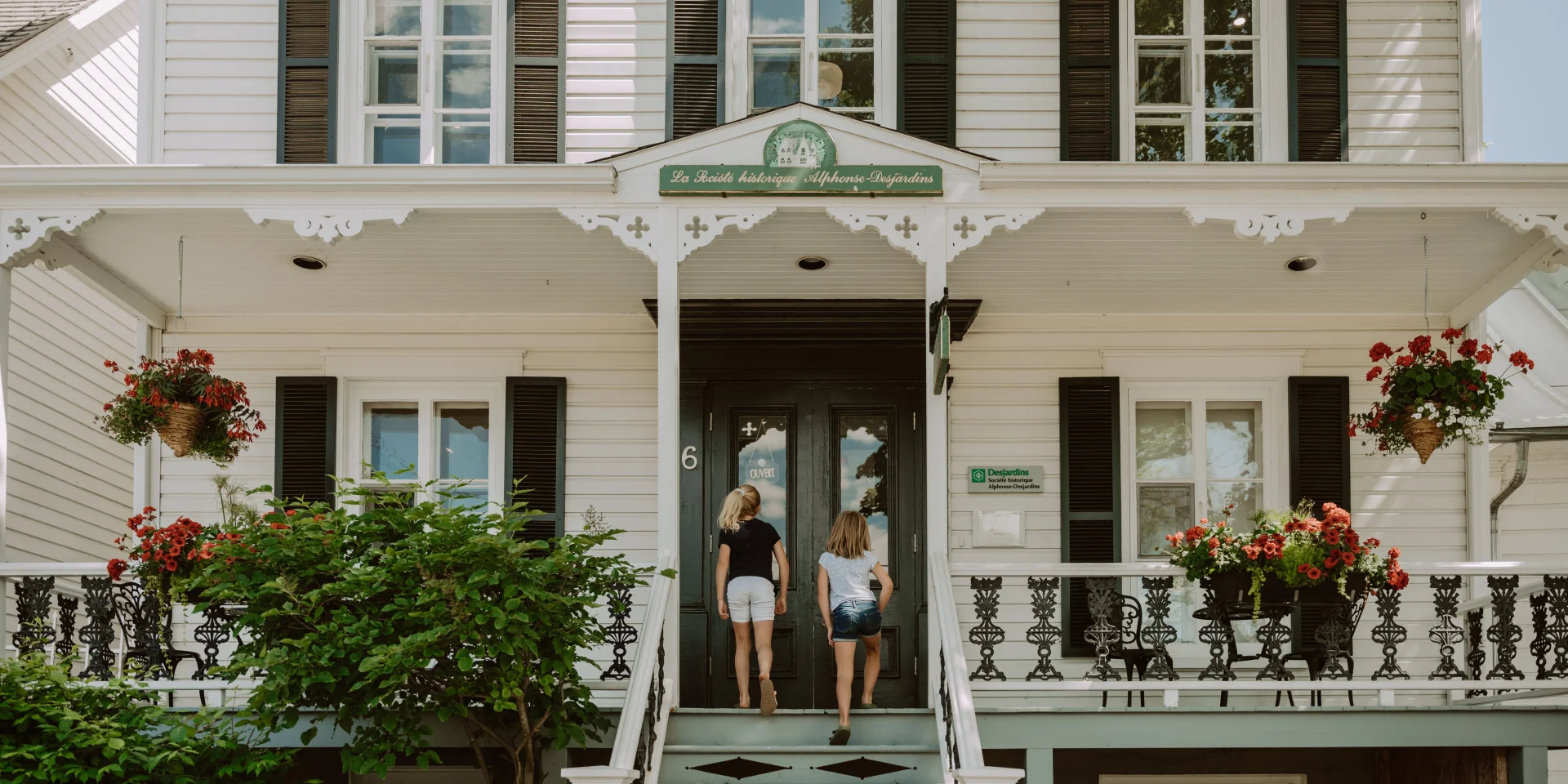 Enfants sur le point d'entrer dans la Maison Alphonse Desjardins à Lévis