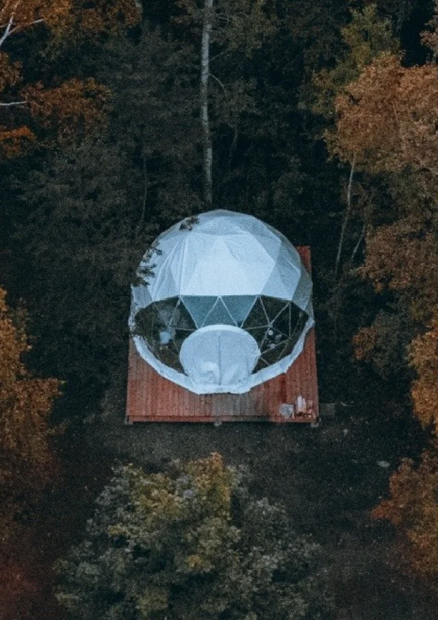 photo aérienne dôme chez Beausite Tourisme l'automne
