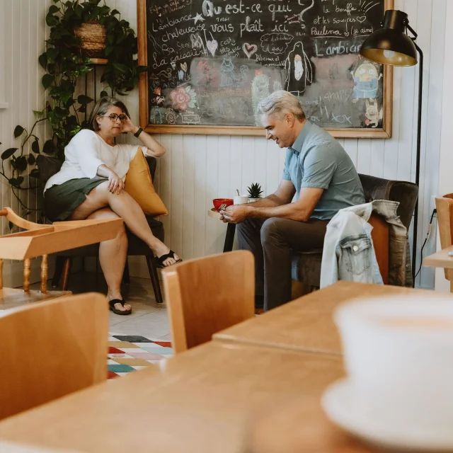 Amis discutant à Le Perpétuel, café de village à Saint-Damien-de-Buckland