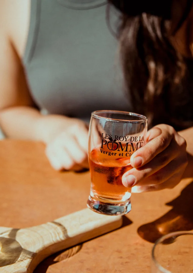 Verre de cidre à Les Roy de la Pomme Verger et Cidrerie à St-Georges