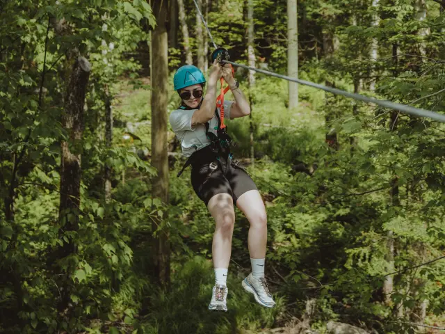 Descente en tyrolienne au Parc Aventure Ziptopia à Saint-Philémon