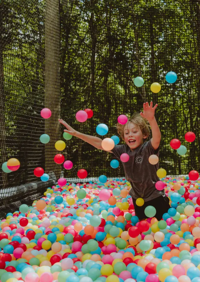 Jeune garçon dans la piscine à balle du Parc aventure Ziptopia à Saint-Philémon