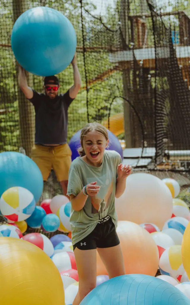 Guerre de ballons dans les filets rebondissants du Parc Ziptopia, situé à Saint-Philémon