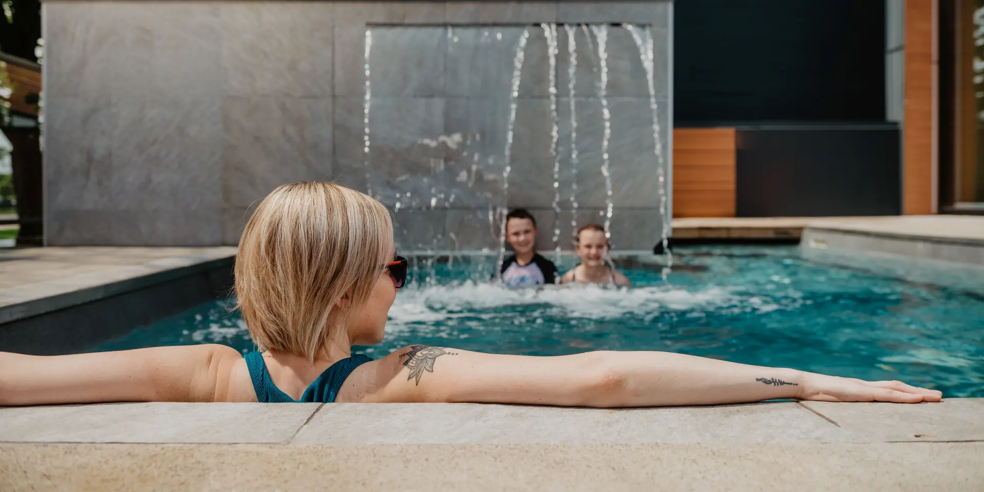 Famille dans le spa extérieur de l'Hôtel & Suites Normandin Lévis à Saint-Nicolas