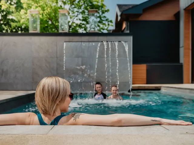 Famille dans le spa extérieur de l'Hôtel & Suites Normandin Lévis à Saint-Nicolas