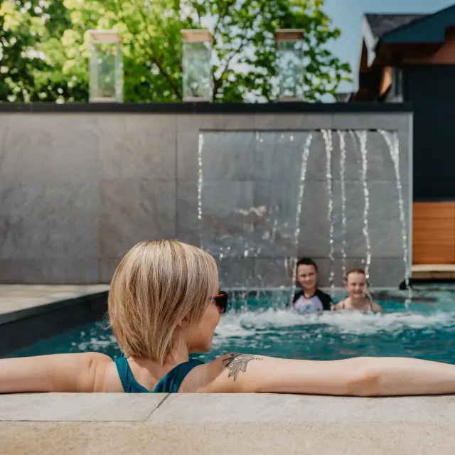 Famille dans le spa extérieur de l'Hôtel & Suites Normandin Lévis à Saint-Nicolas