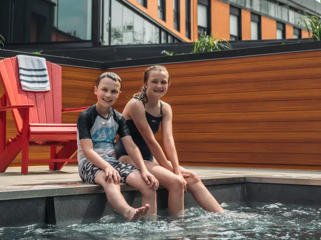 Deux enfants dans la piscine-spa de l'Hôtel & Suites Normandin Lévis