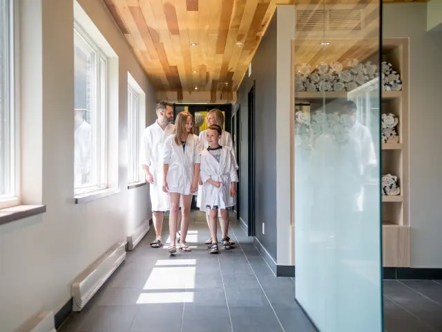 Famille se dirigeant au spa extérieur de l'Hôtel & Suites Normandin Lévis à Saint-Nicolas