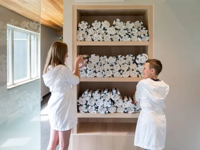 Frère et soeur se dirigeant au spa extérieur de l'Hôtel & Suites Normandin Lévis à Saint-Nicolas