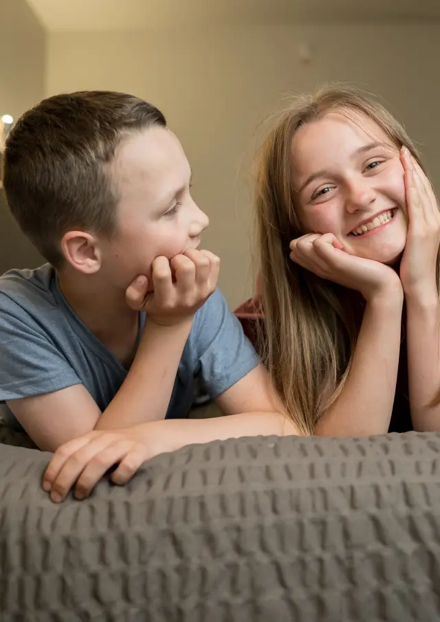 Frère et soeur dans une chambre de l'Hôtel & Suites Normandin Lévis à Saint-Nicolas