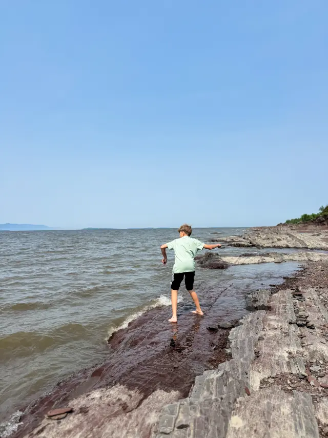 Jeune ado s'amusant au Parc fluvial de Berthier-sur-Mer