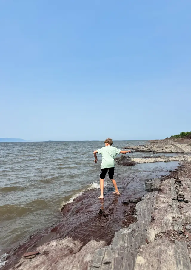 Jeune ado s'amusant au Parc fluvial de Berthier-sur-Mer
