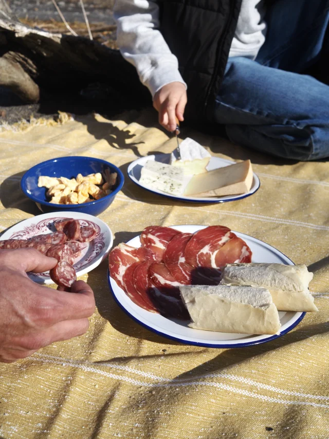 Pique-nique avec des produits de la Fromagerie du Terroir de Bellechasse au Domaine Pointe-de-Saint-Vallier à Saint-Vallier