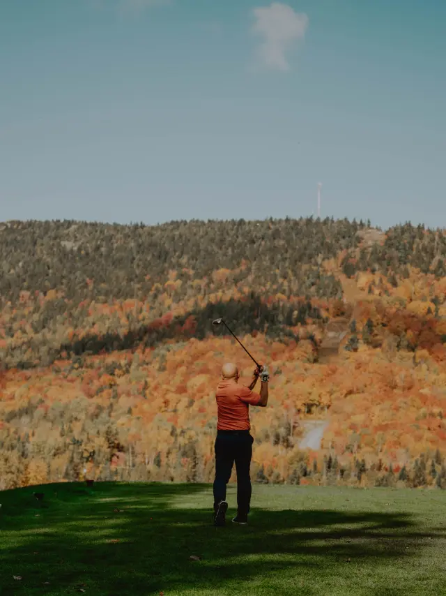 Coup de départ du 8e trou du Club de Golf du Mont Adstock