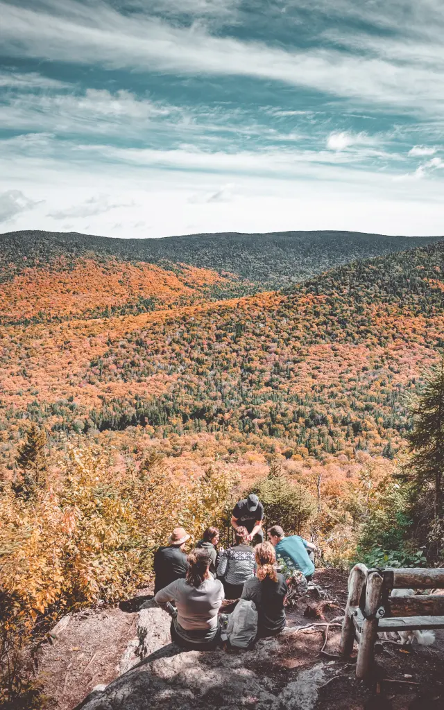 Un groupe de personnes à un point d'observation du Mont Chocolat au Parc du Massif du Sud à Saint-Philémon
