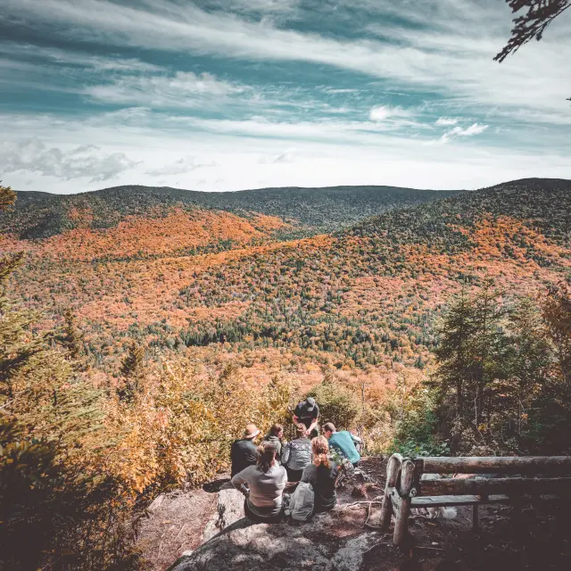 Un groupe de personnes à un point d'observation du Mont Chocolat au Parc du Massif du Sud à Saint-Philémon