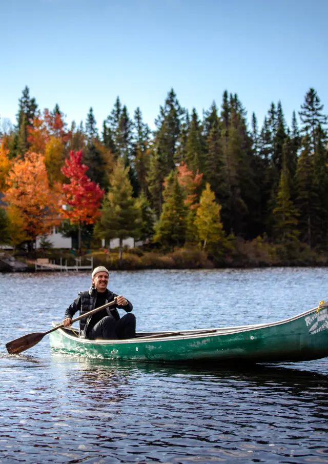 Sorti en canot sur le Lac Long chez Esker Nature chalets & villégiature à Saint-Paul-de-Montminy