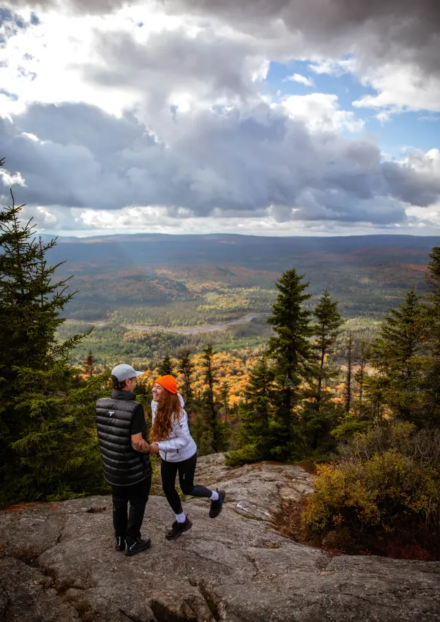 Un couple au sommet de la montagne Grande-Coulée du Parc des Appalaches à Saint-Paul-de-Montminy