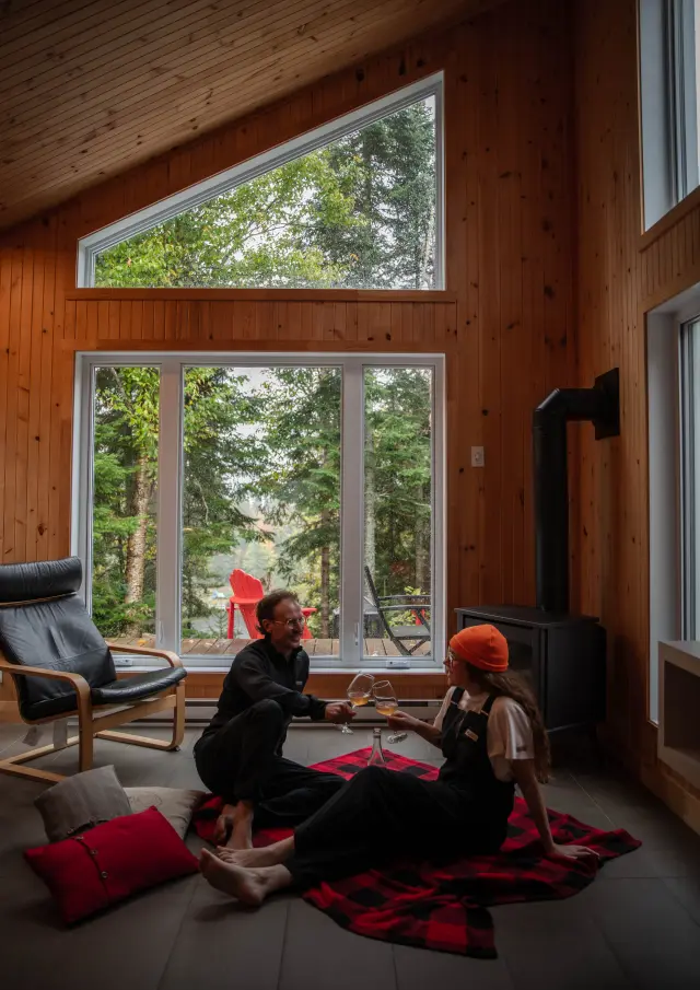 Apéro dans un chalet chez Esker Nature chalets & villégiature à Saint-Paul-de-Montminy