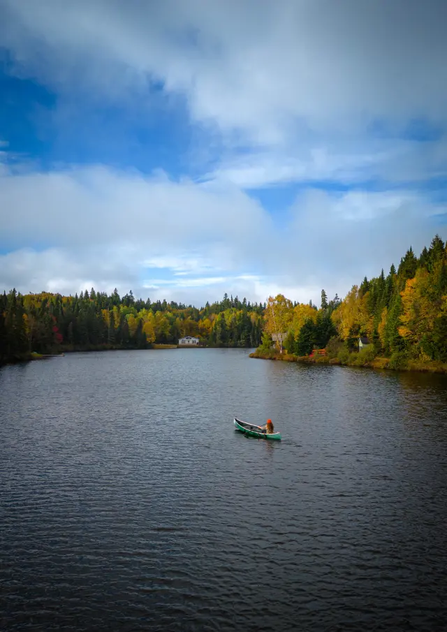 Kayak sur le lac chez Esker Nature chalets & villégiature de Saint-Paul-de-Montmigny