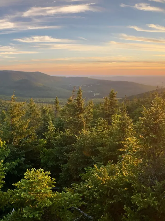 Vue au sommet de la Crête de Grives au Parc Massif du Sud à Saint-Philémon