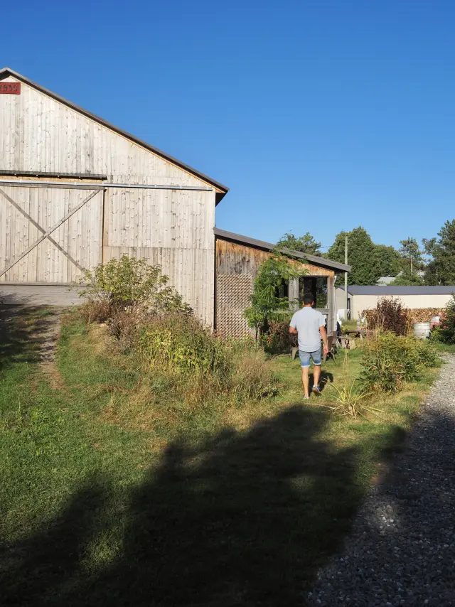 Visiteur à l'extérieur au Domaine ARVI de Saint-Charles-de-Bellechasse