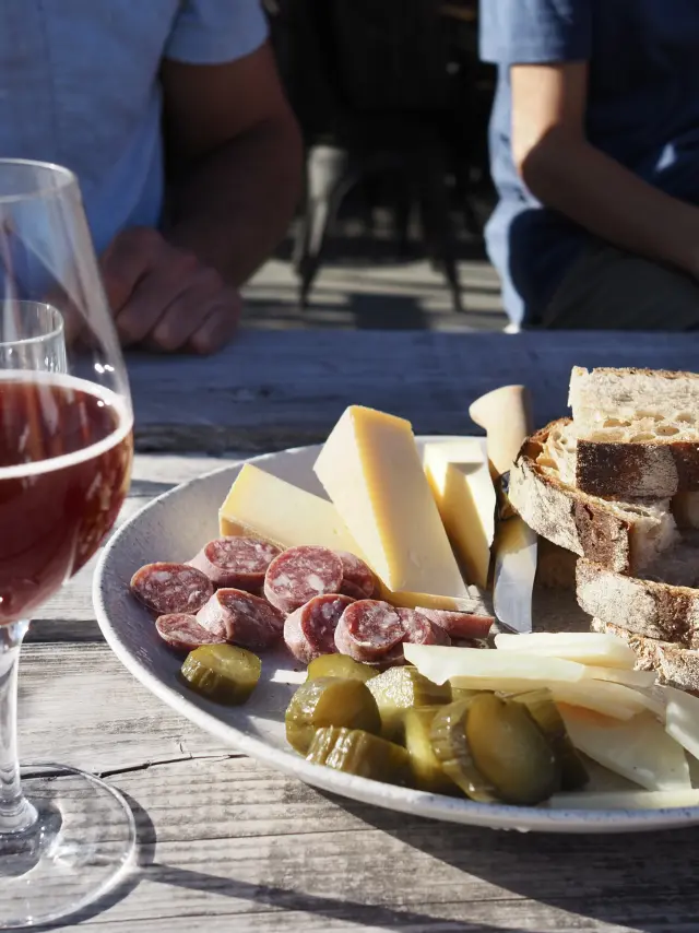 Assiette apéro et dégustation de vin au Domaine ARVI de Saint-Charles-de-Bellechasse