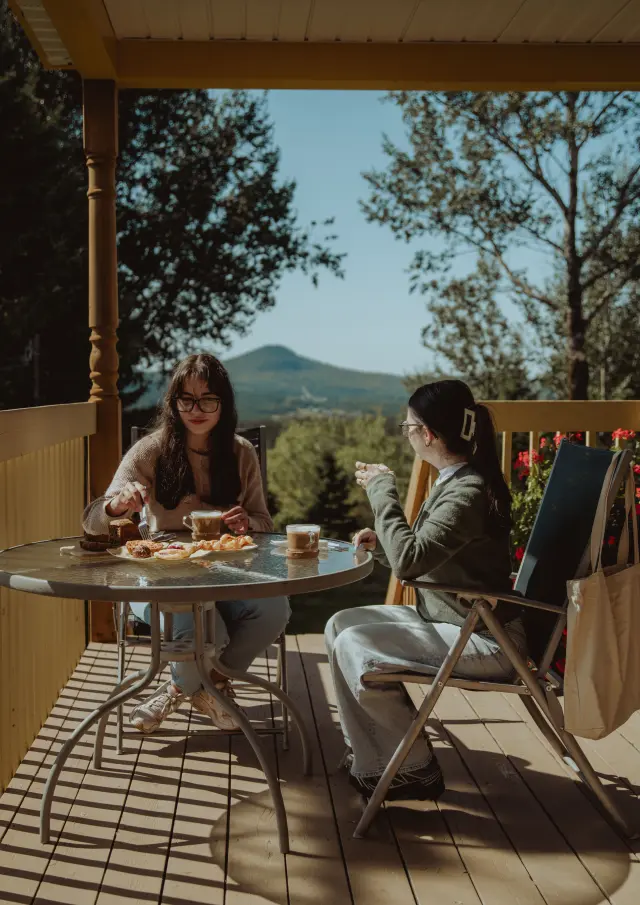 Des cliente sur la terrasse chez Les Délices Du Bonnet à Saint-Magloire