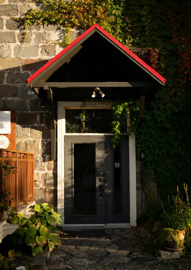 Porte extérieure de l'Auberge des Glacis de L'Islet