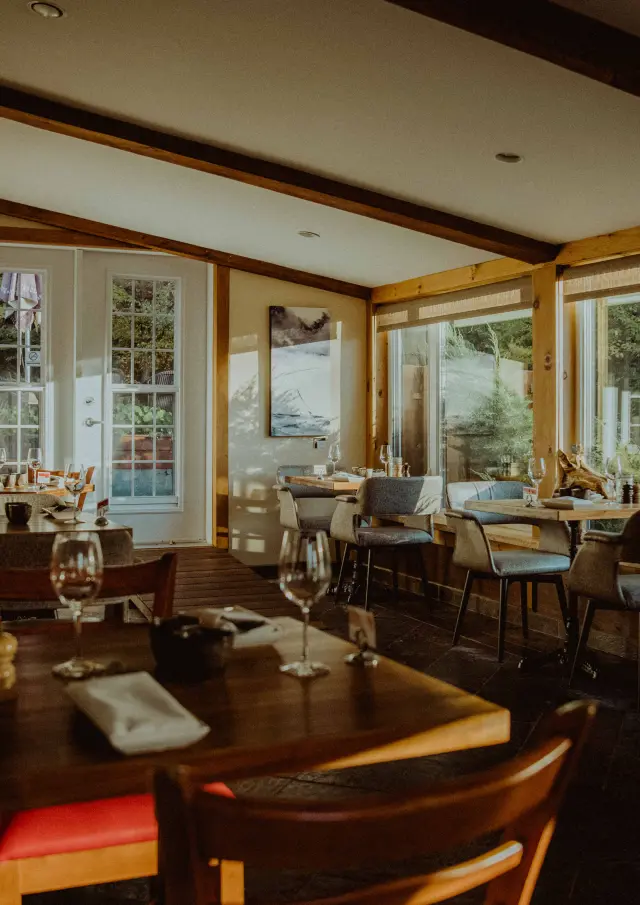 Intérieur de la salle à manger à l'Auberge des Glacis de L'Islet
